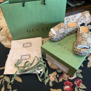 BRAND NEW/NEVER WORN Gucci Canvas Platform Slides size 38 (US 8) in Camel.